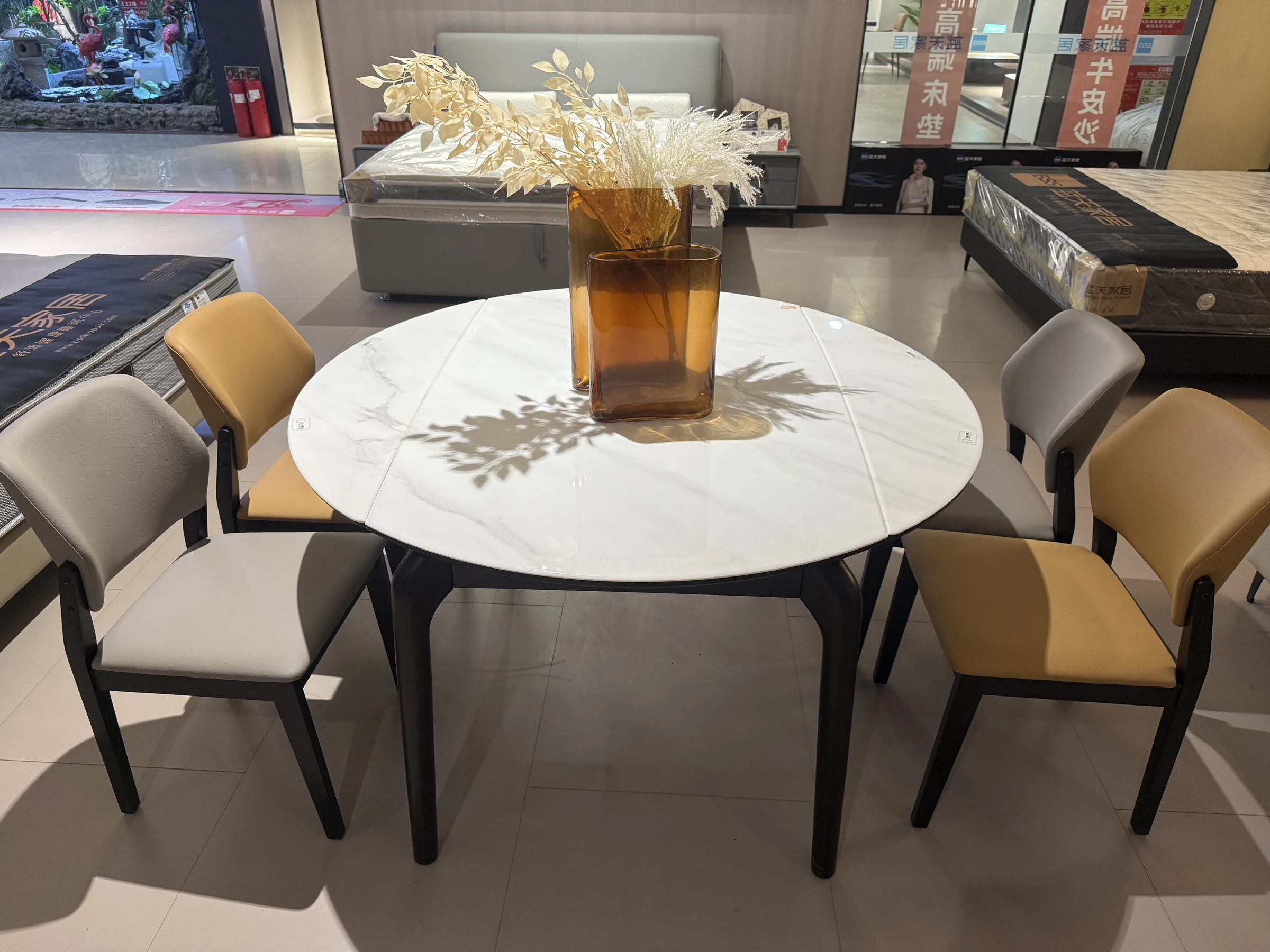 圆形餐桌与餐椅 · 06